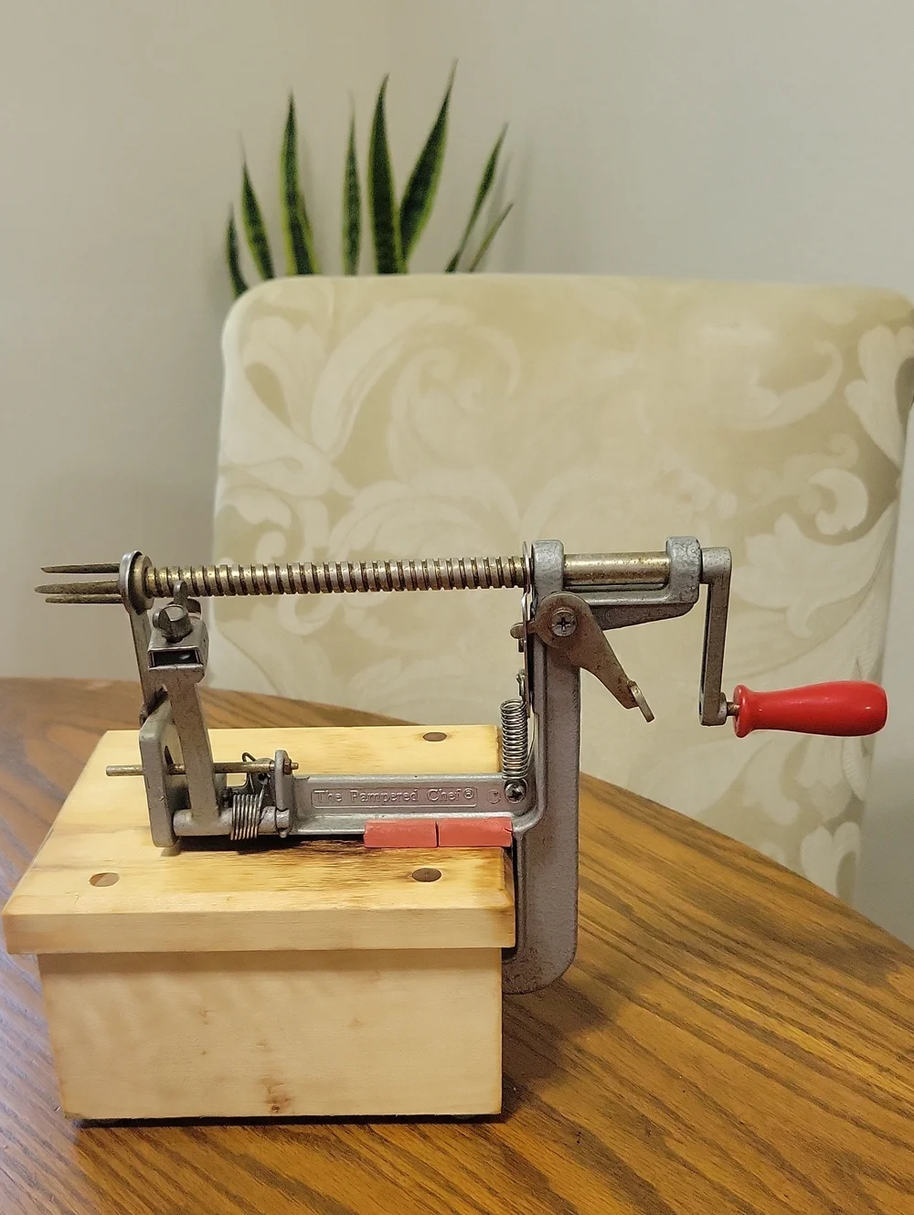 Pampered Chef Handheld Apple Peeler with Red Handle with Base